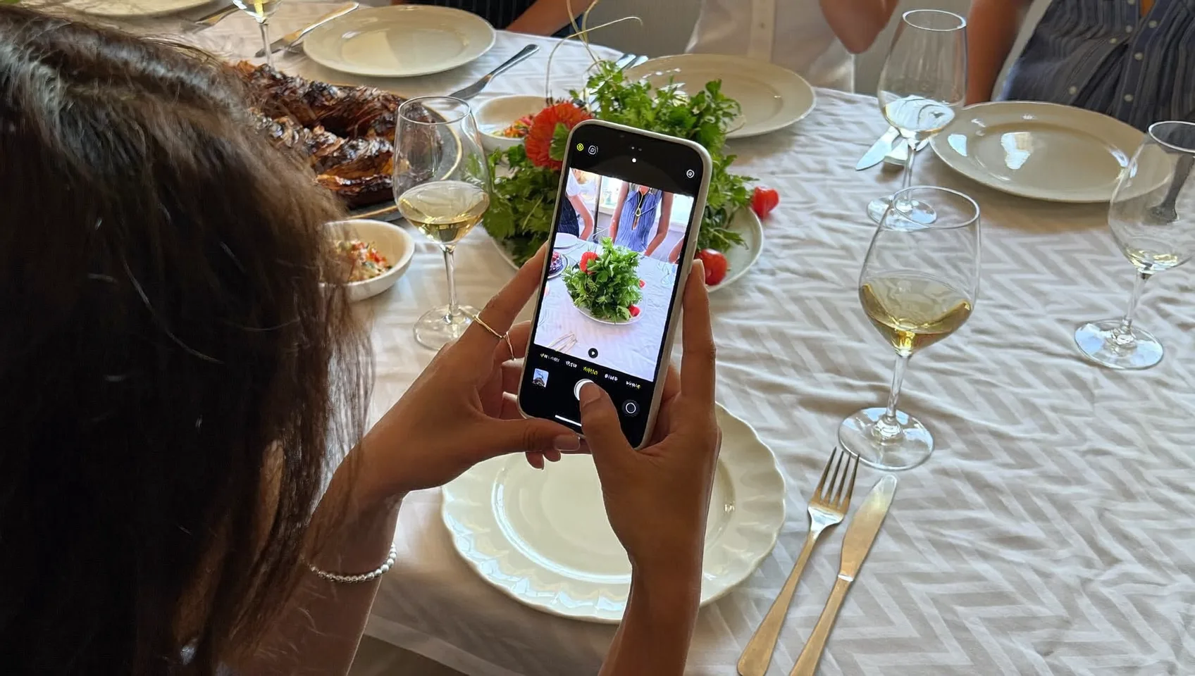 Reisende fotografiert eine Person vor einer Sehenswürdigkeit